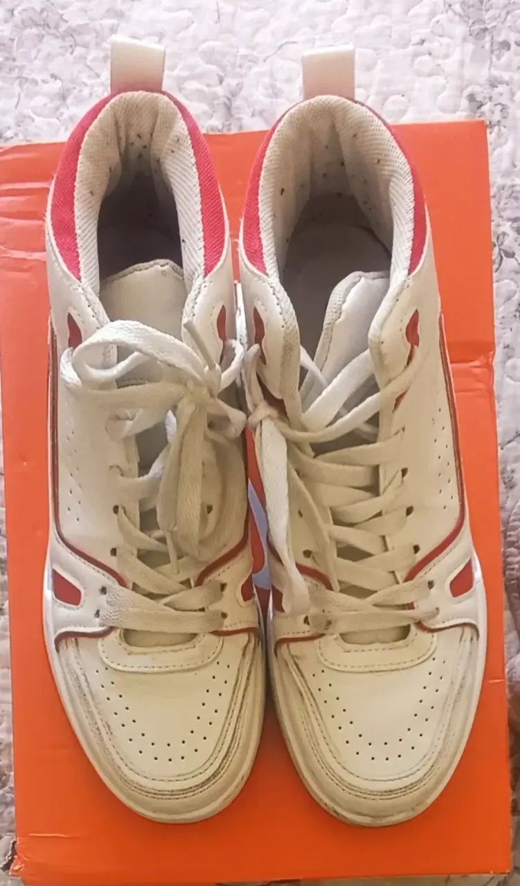 Zapatillas deportivas blancas con detalles rojos - 2