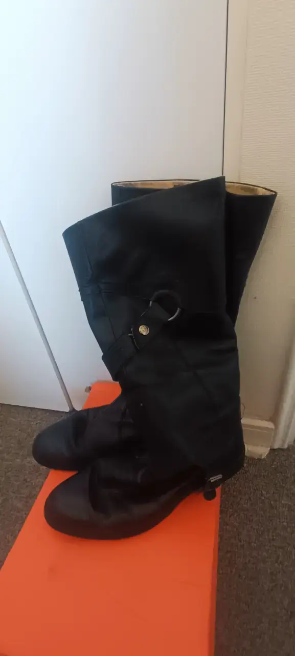 Botas negras de cuero sintético para mujer - 1