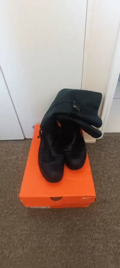 Botas negras de cuero sintético para mujer - miniatura 2