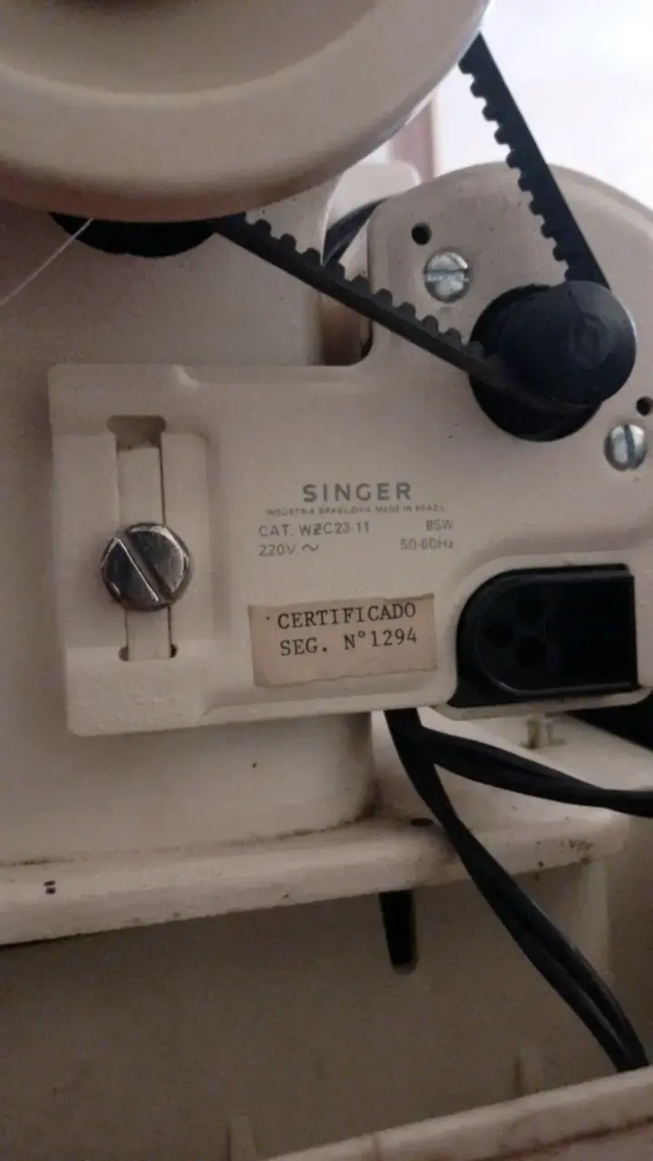 Máquina de Coser Singer Modelo W.C23-11 - 2