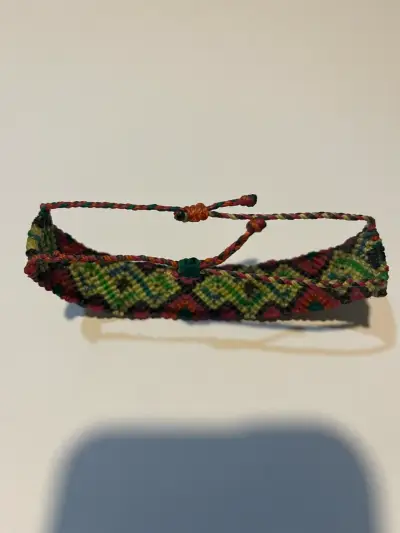 Pulsera tejida multicolor artesanal - miniatura 3