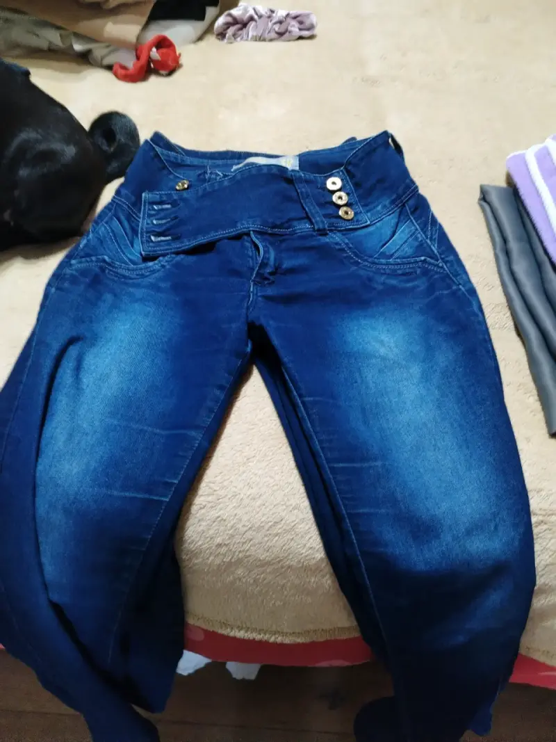 Jeans azul oscuro con botones decorativos - 1