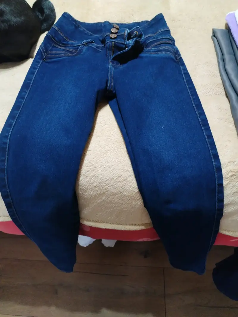 Jeans azul oscuro con botones decorativos - 2