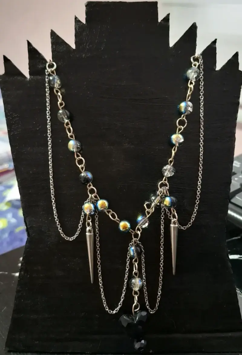 Collar de cadena con cuentas y colgantes metálicos
