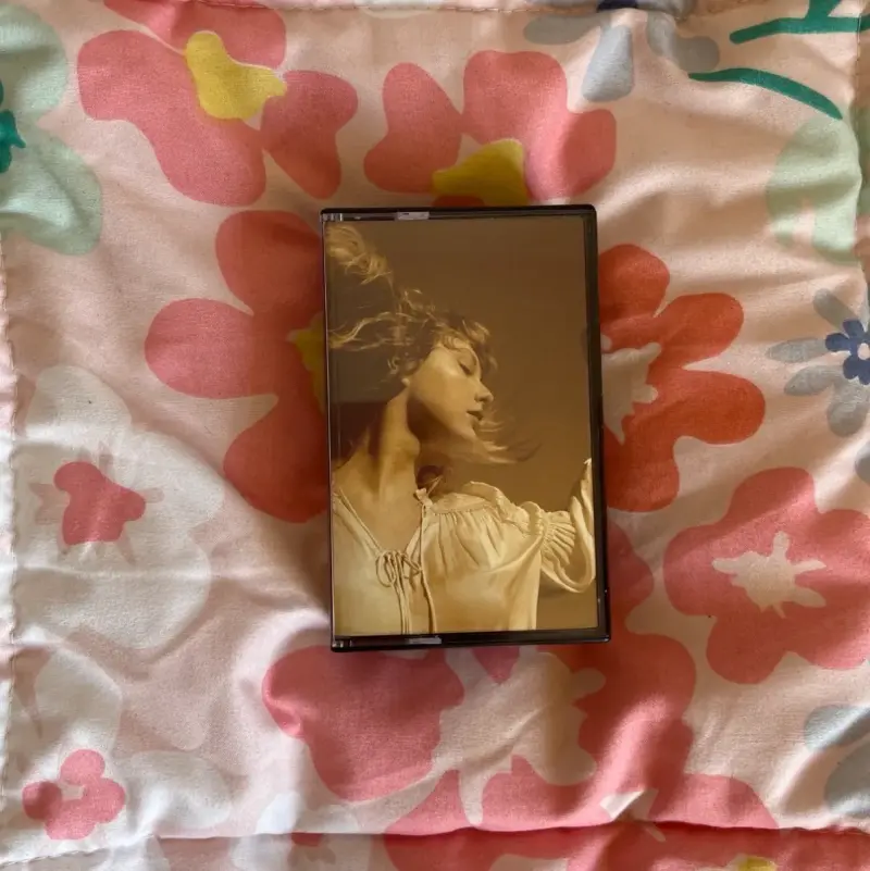 Cassette de música con portada artística