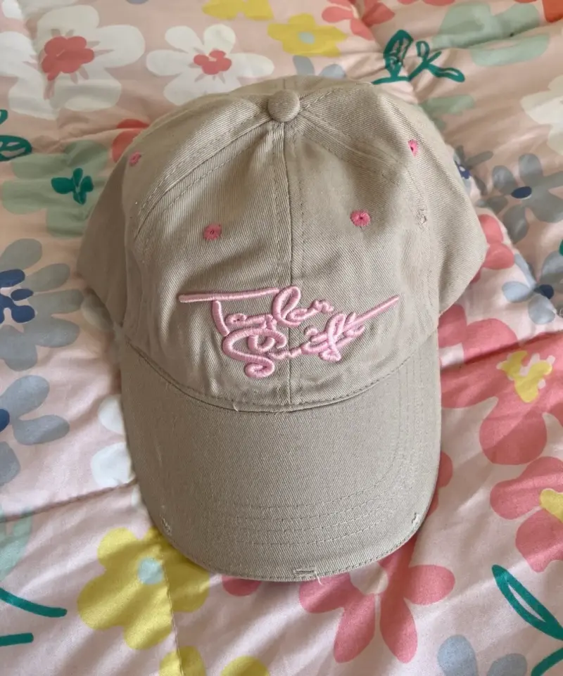 Gorra beige con bordado rosa Taylor Swift