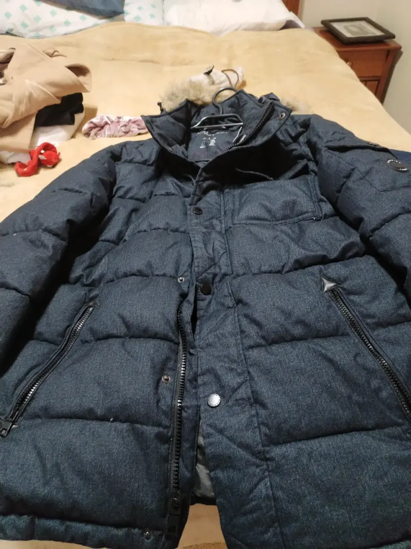 Parka acolchada azul con capucha de pelo