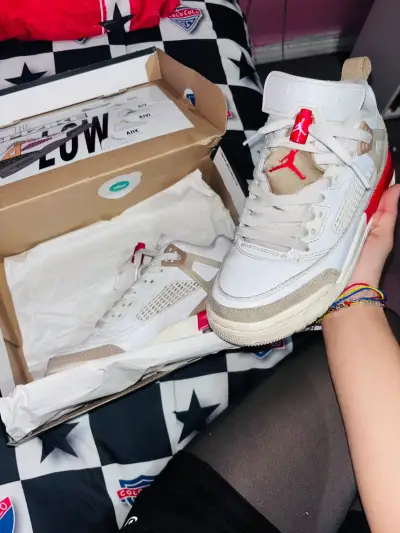 Zapatillas deportivas blancas con detalles rojos - miniatura 1