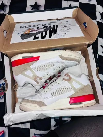 Zapatillas deportivas blancas con detalles rojos - miniatura 2