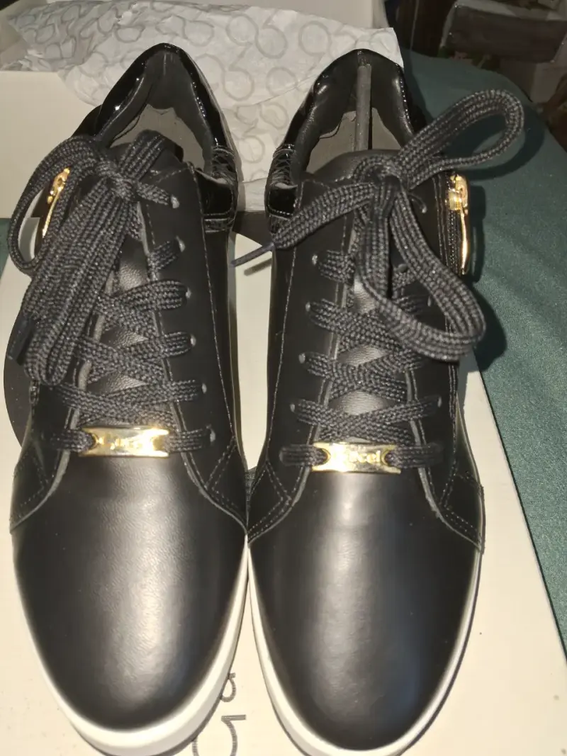 Zapatillas negras de cuero con plataforma y cierre lateral - 1