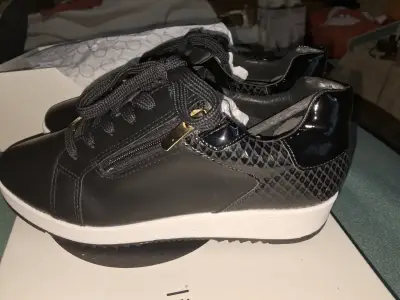 Zapatillas negras de cuero con plataforma y cierre lateral - miniatura 2