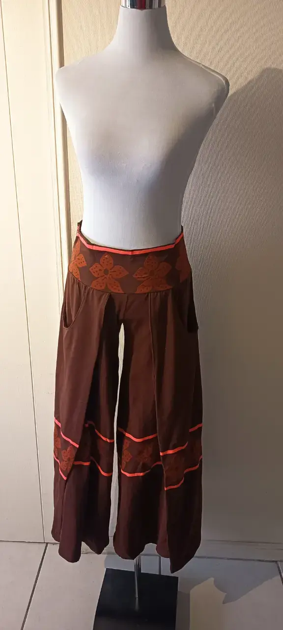 Pantalones anchos marrones con diseño floral