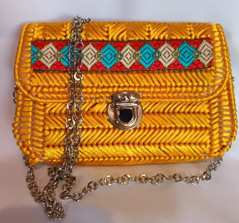 Cartera artesanal de colores vibrantes con cadena - 1