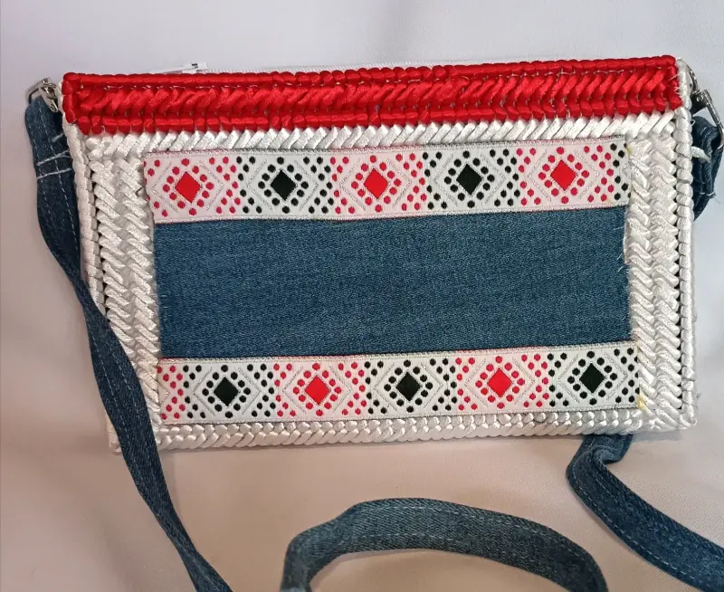 Cartera artesanal de colores vibrantes con cadena - 2