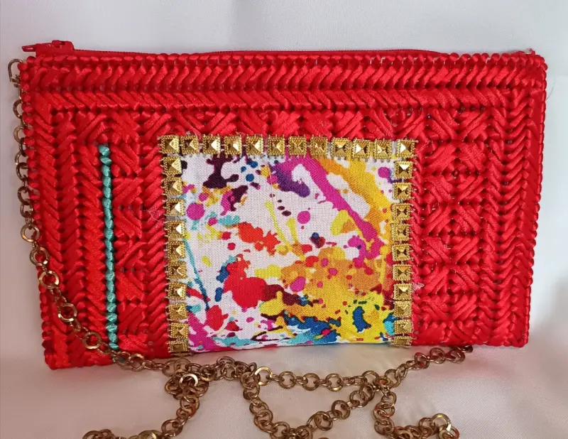 Cartera artesanal de colores vibrantes con cadena - 3