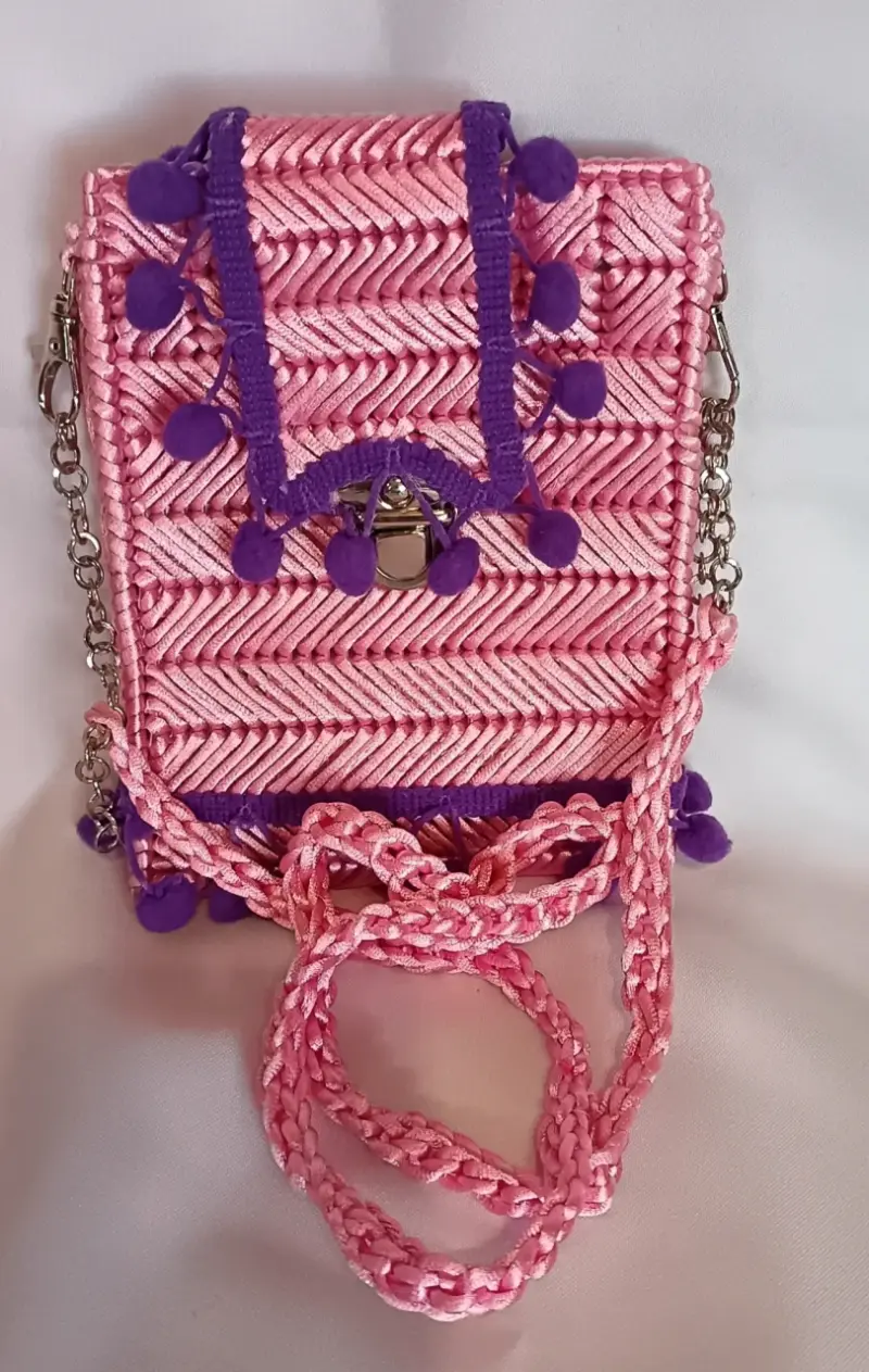 Cartera artesanal de colores vibrantes con cadena - 4