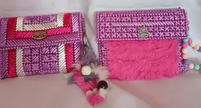 Cartera artesanal de colores vibrantes con cadena - miniatura 5