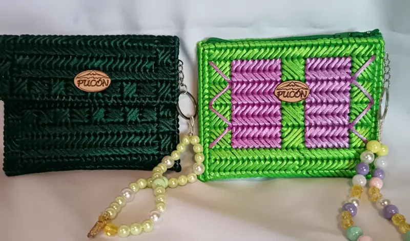 Cartera artesanal de colores vibrantes con cadena - 6