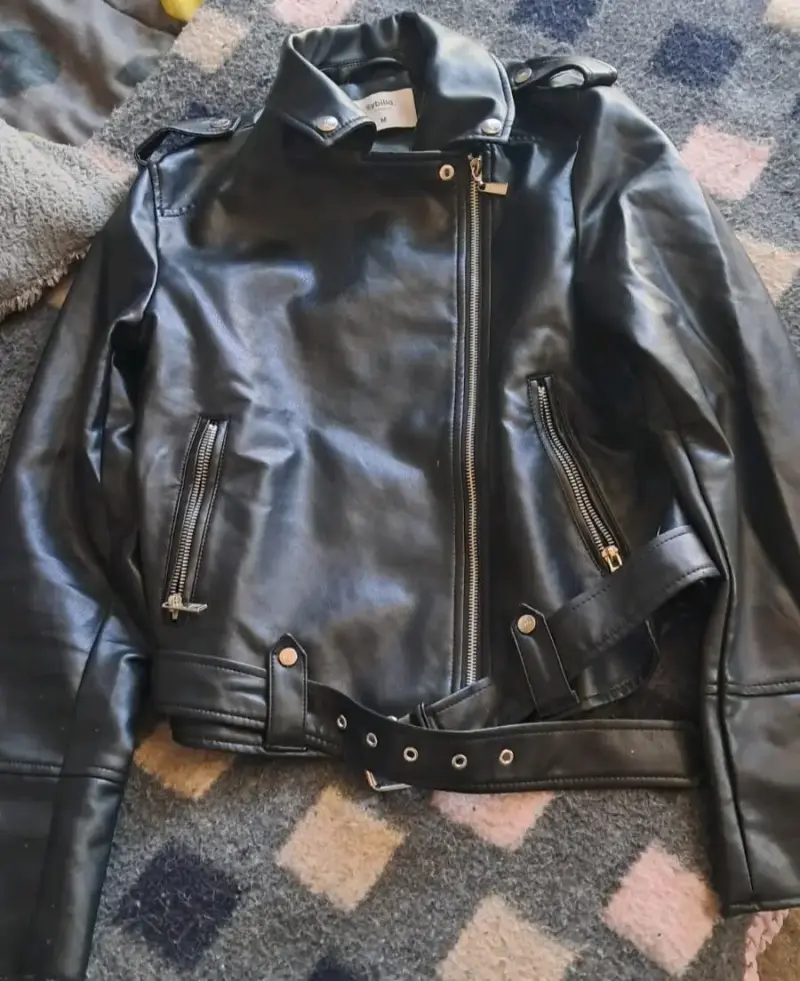 Chaqueta de cuero negra estilo motociclista