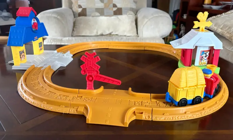 Set de tren de juguete con pista y estaciones - 1