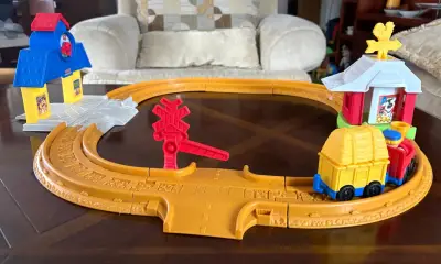Set de tren de juguete con pista y estaciones - miniatura 1