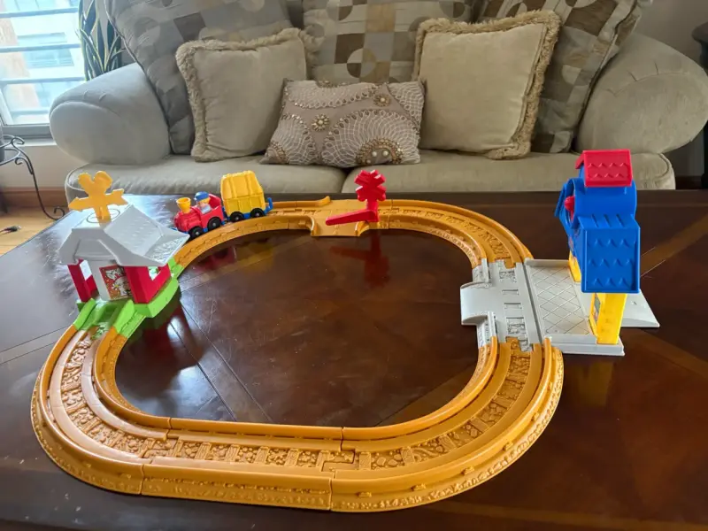 Set de tren de juguete con pista y estaciones - 2