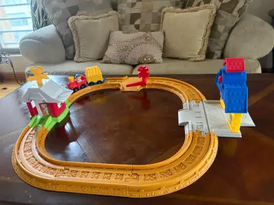 Set de tren de juguete con pista y estaciones - miniatura 2