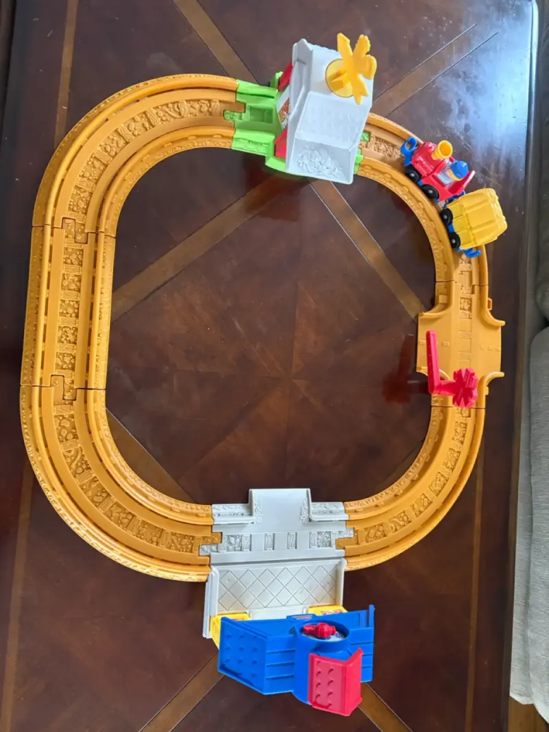 Set de tren de juguete con pista y estaciones - 3