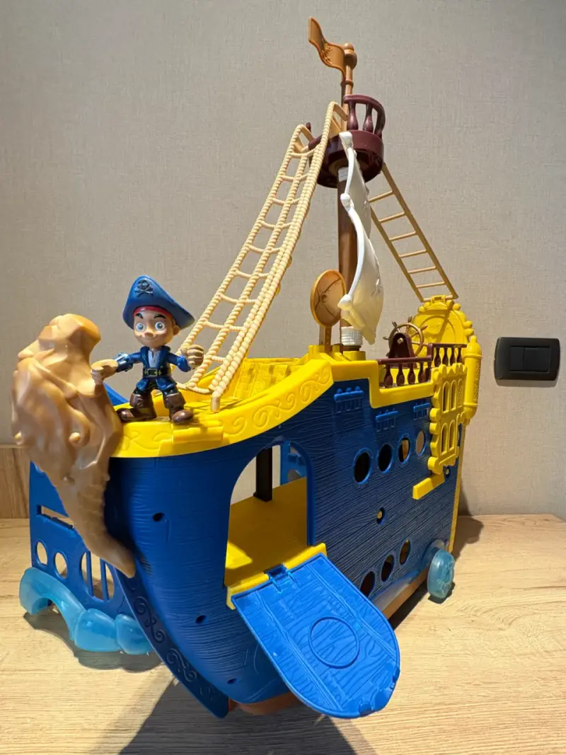 Barco Pirata de Jake de Juguete Grande con Ruedas - 2