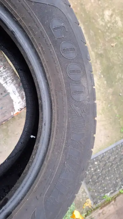 Neumático Goodyear Assurance usado en buen estado - miniatura 3