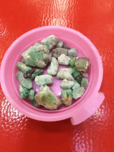 Piedras de esmeralda en bruto para joyería - miniatura 3