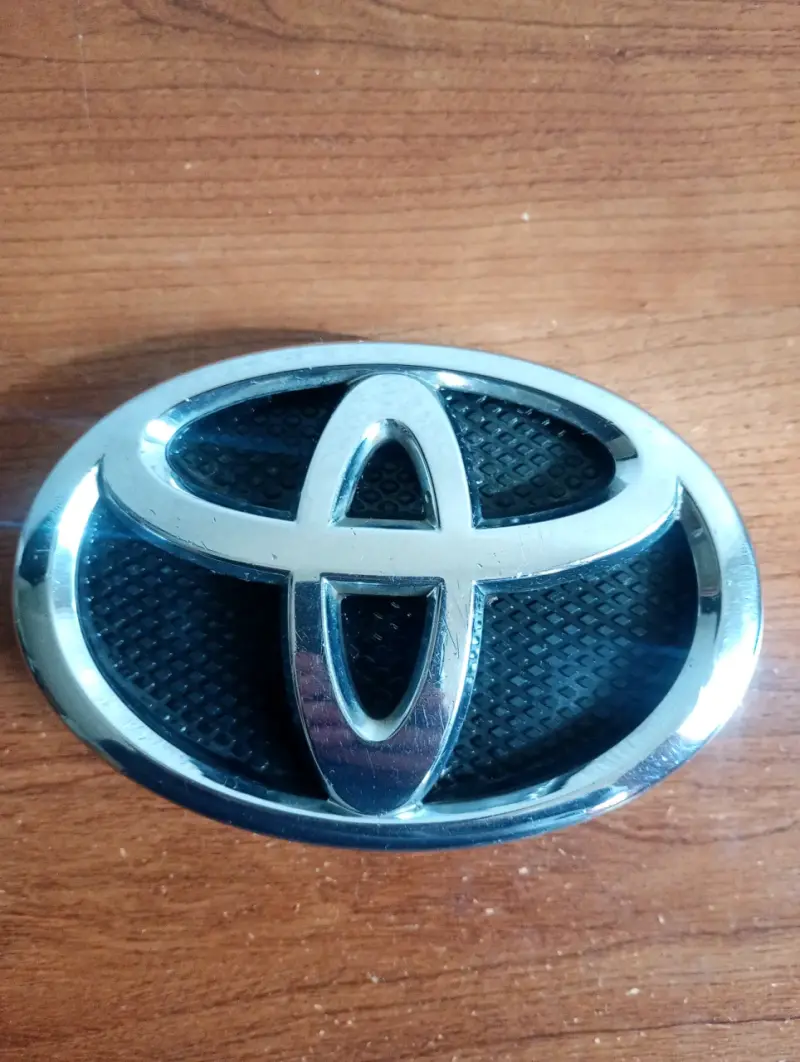 Emblema frontal Toyota new Yaris sedan original - 1