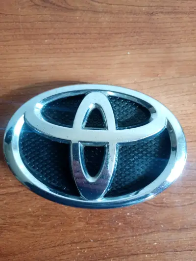 Emblema frontal Toyota new Yaris sedan original - miniatura 1