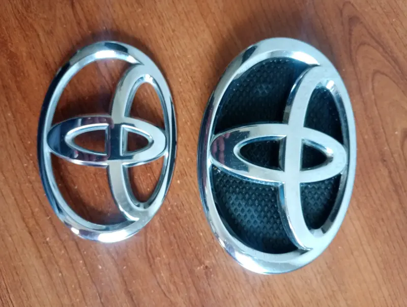 Emblema frontal Toyota new Yaris sedan original - 4