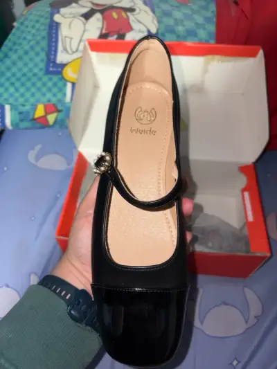Zapatos negros de charol con tacón bajo - miniatura 4