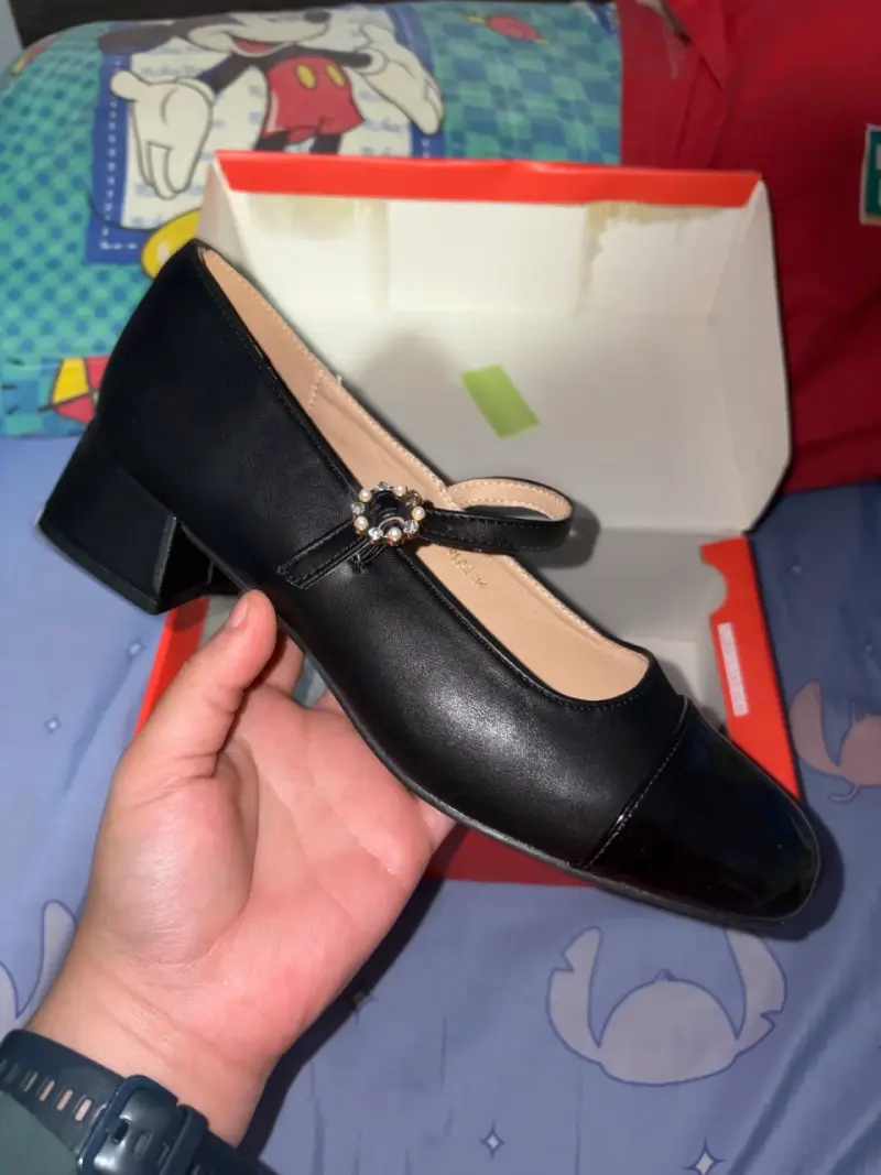 Zapatos negros de charol con tacón bajo - 5