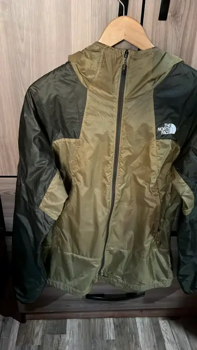 Chaqueta impermeable The North Face verde oliva - miniatura 1