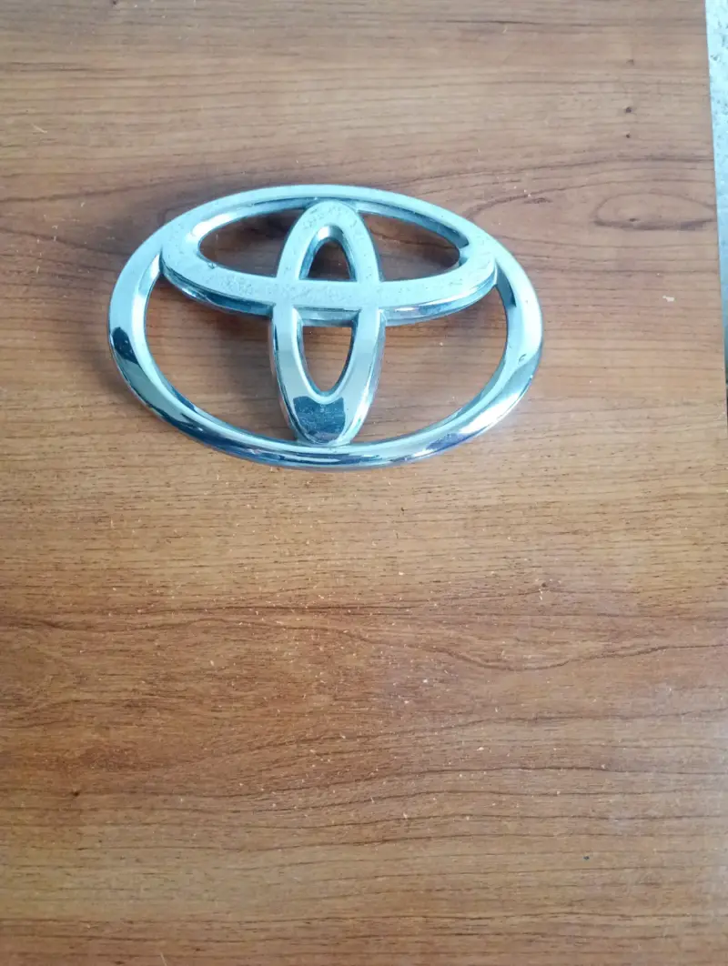 Emblema frontal cromado Toyota rav4 2011 - 1