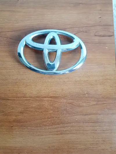 Emblema frontal cromado Toyota rav4 2011 - miniatura 1