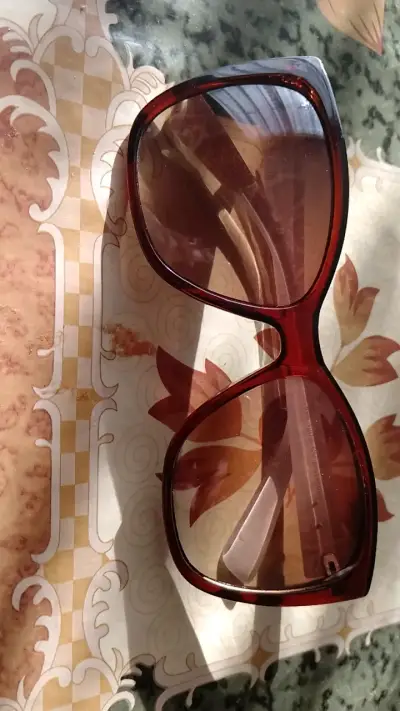 Gafas de sol grandes con diseño de serpiente - miniatura 1