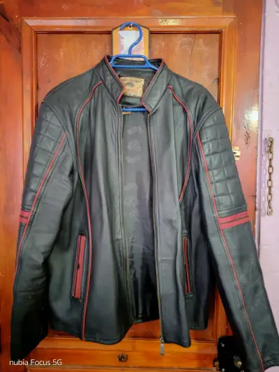 Chaqueta de cuero negro con detalles rojos - miniatura 1