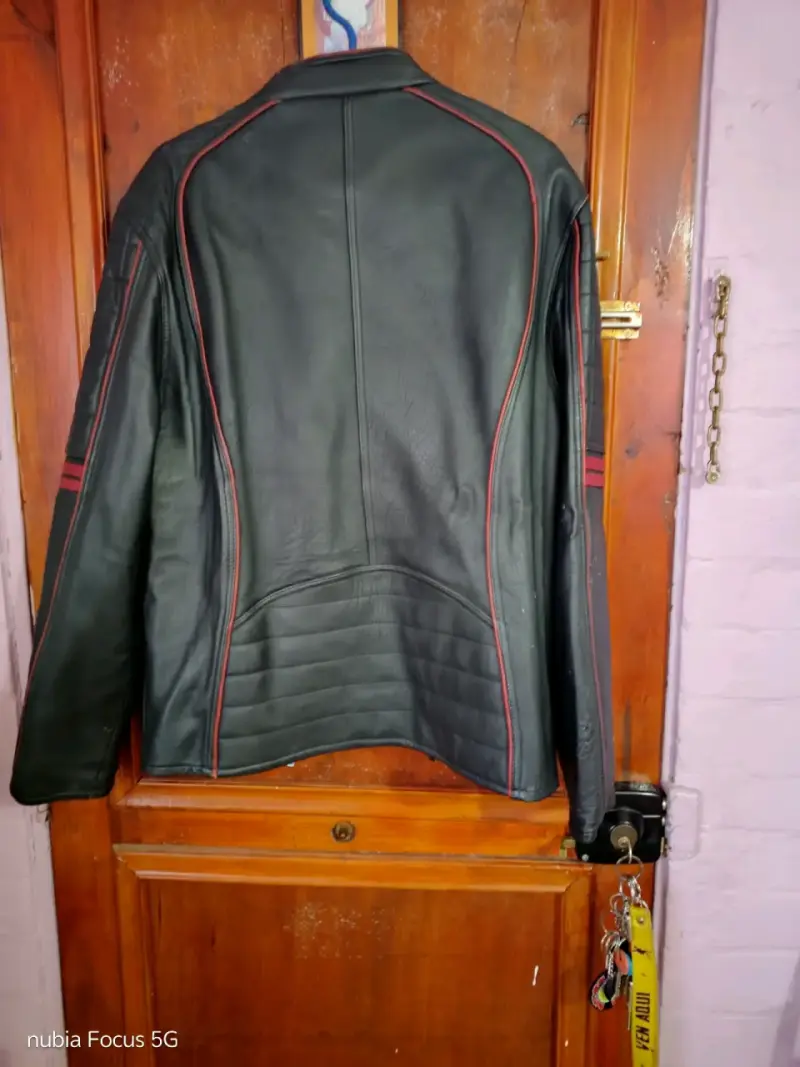 Chaqueta de cuero negro con detalles rojos - 2
