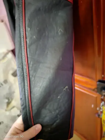 Chaqueta de cuero negro con detalles rojos - miniatura 3