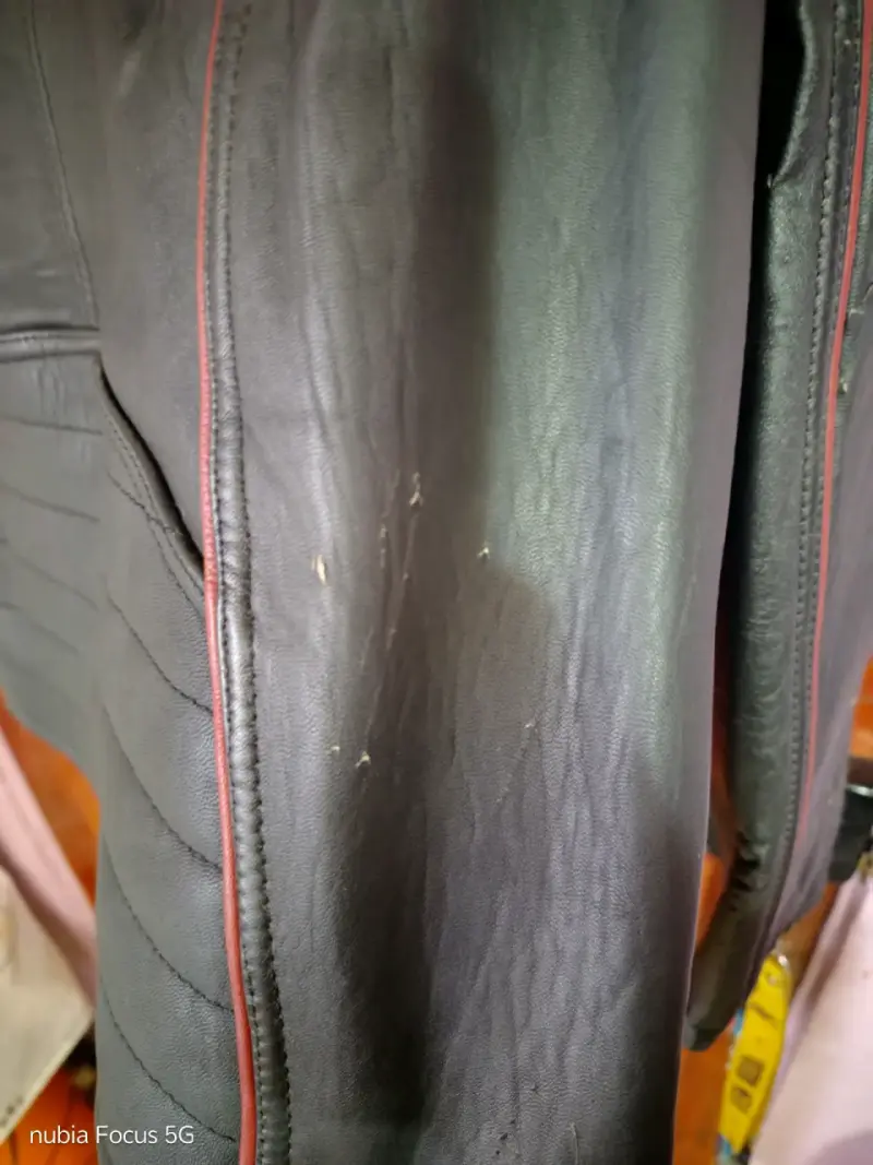 Chaqueta de cuero negro con detalles rojos - 4