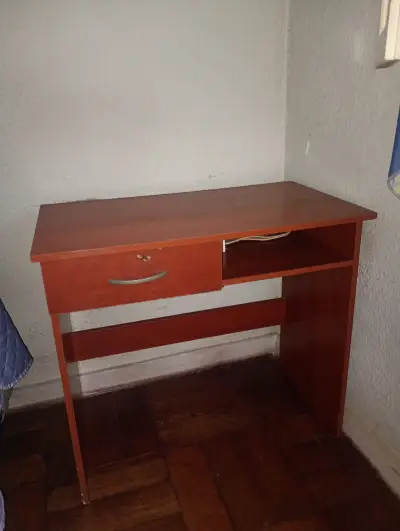 Escritorio de madera con cajón y estante - miniatura 1