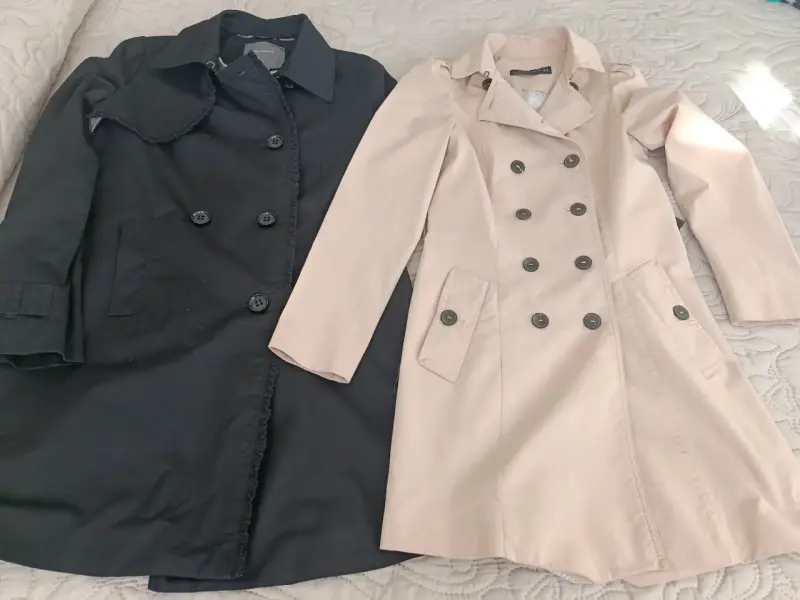 Abrigos trench para mujer en negro y beige - 1