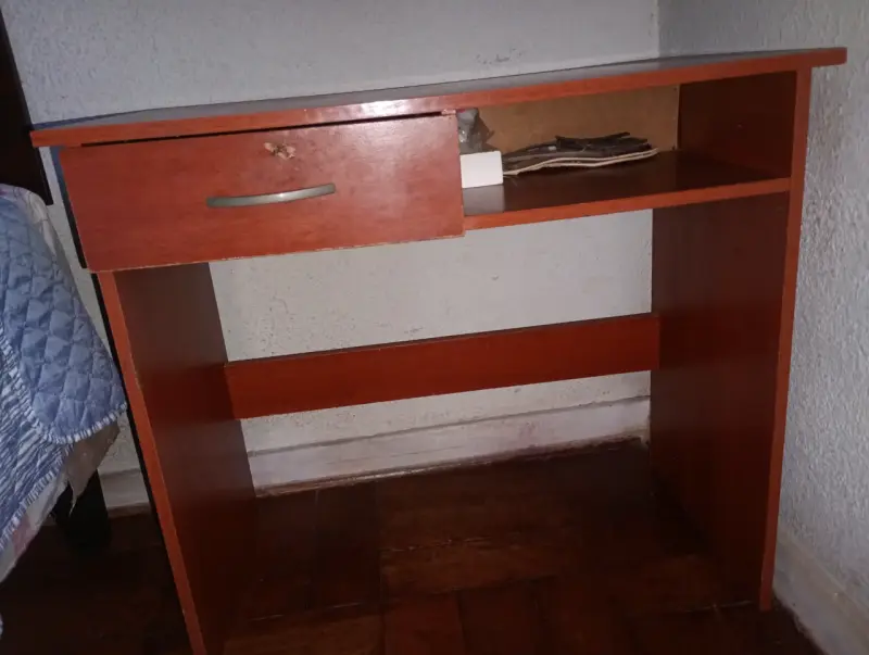 Escritorio de madera con cajón y estante - 3