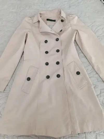 Abrigos trench para mujer en negro y beige - miniatura 2