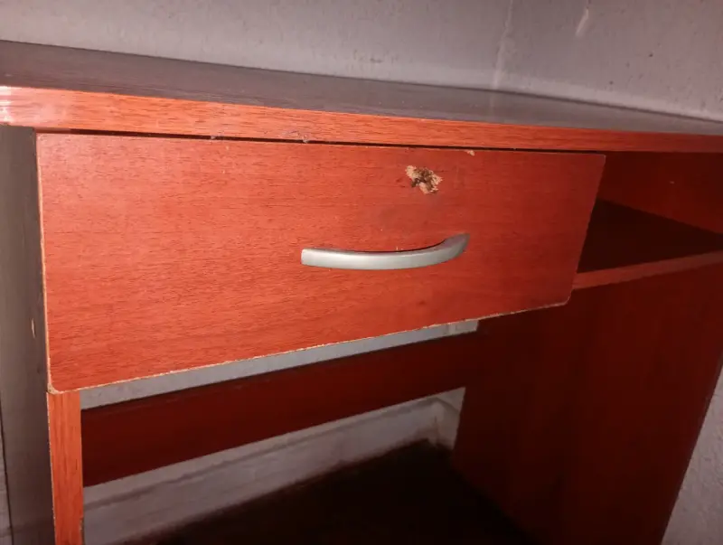 Escritorio de madera con cajón y estante - 5