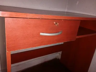 Escritorio de madera con cajón y estante - miniatura 5